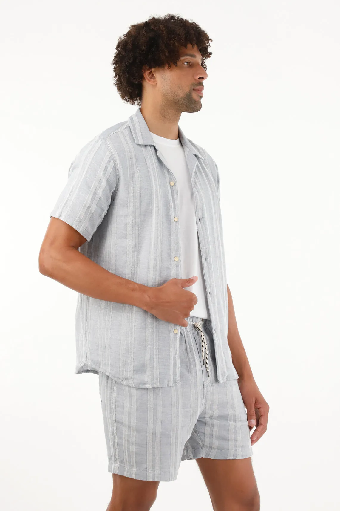 Bermuda azul con diseño a rayas para hombre