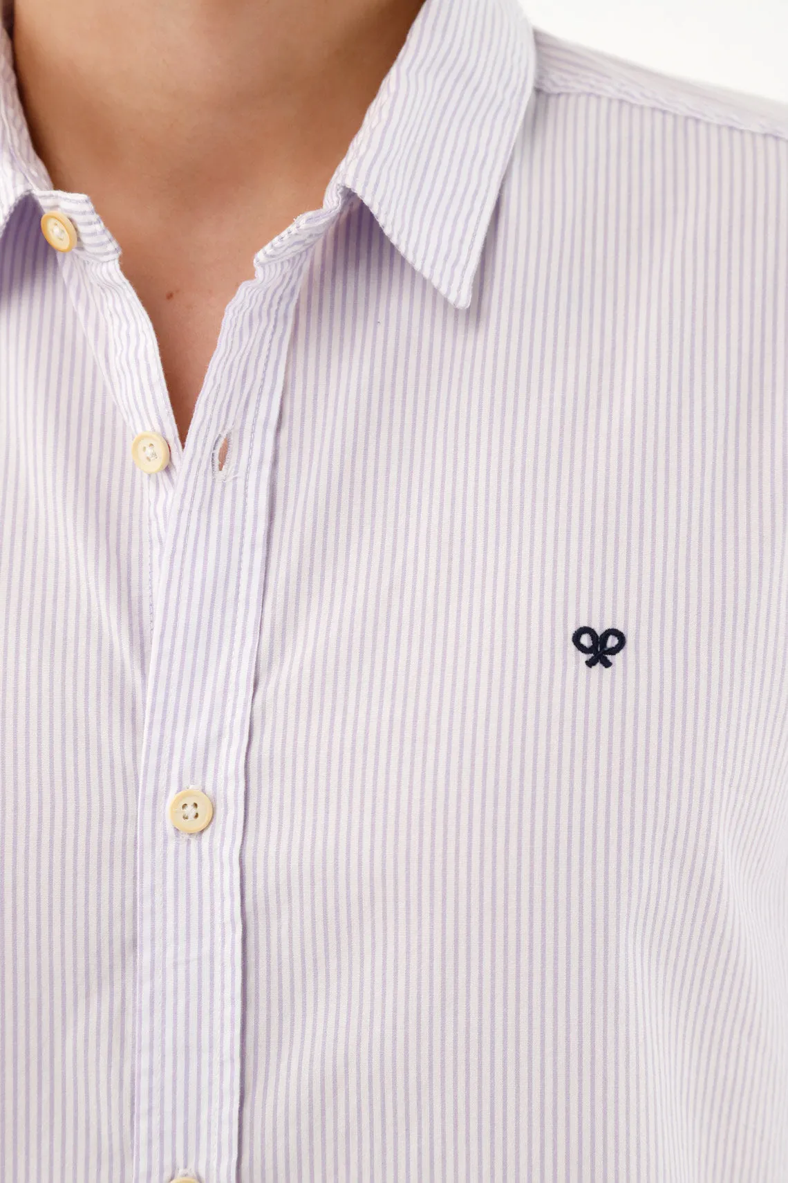 Camisa morada con diseño a rayas para hombre