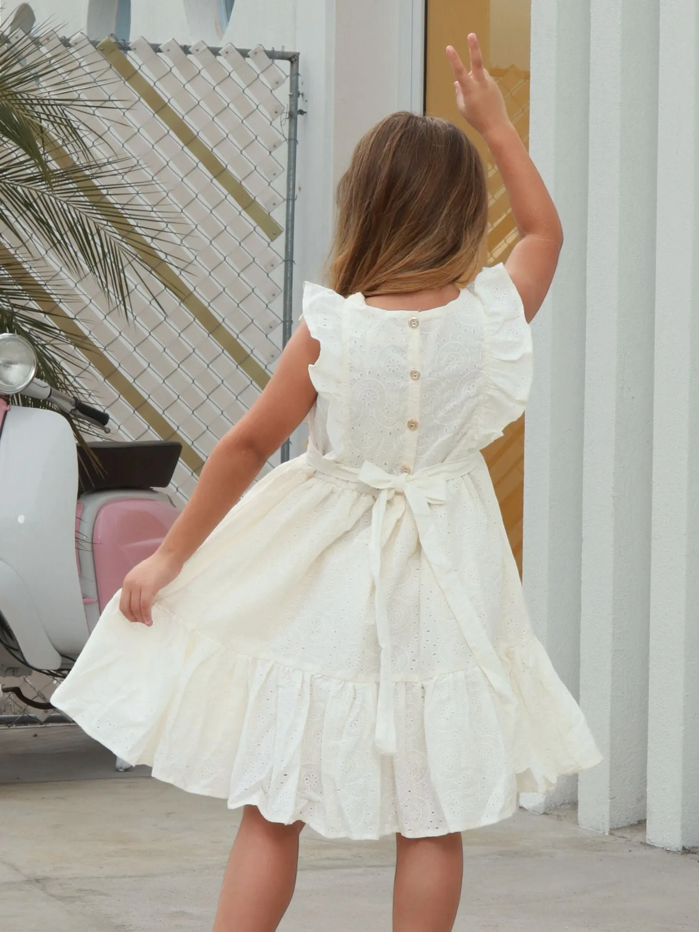 Vestido blanco corto en ojalillo para niña - María