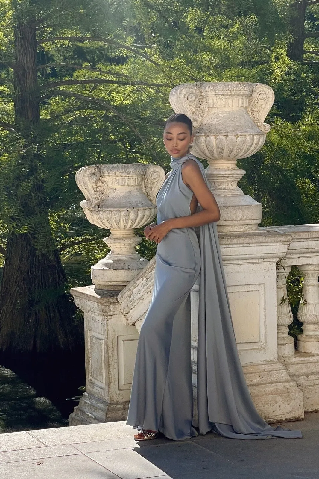 VESTIDO COMPRIDO AZUL CLARO COM CAPA