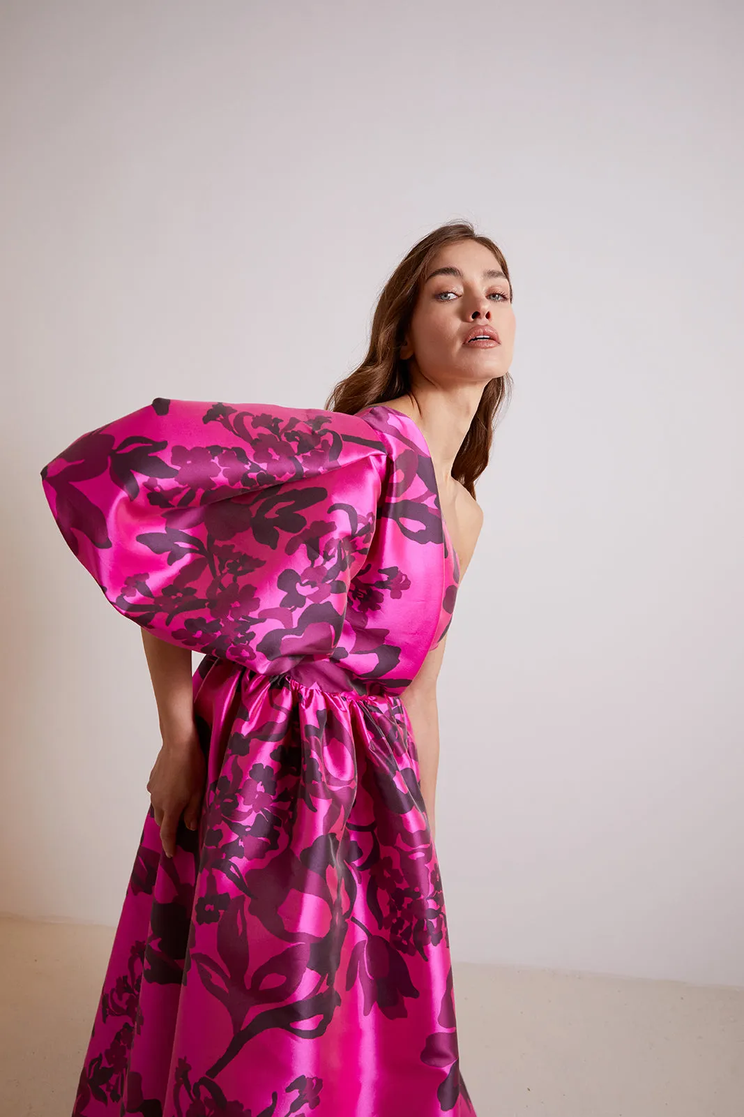 VESTIDO COMPRIDO MIKADO ROSA ASSIMÉTRICO