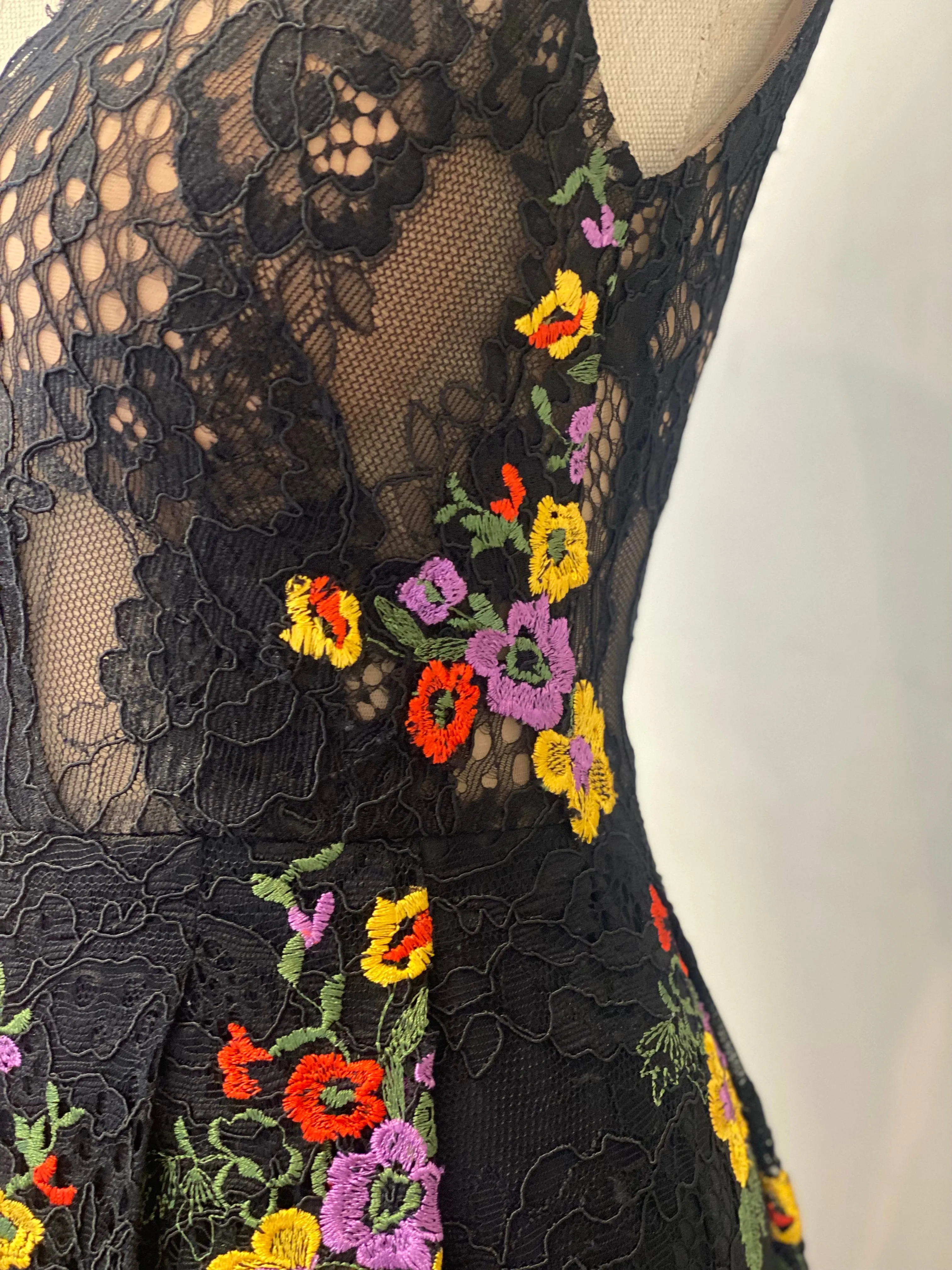 Vestido de Encaje Floreado (Talle S)