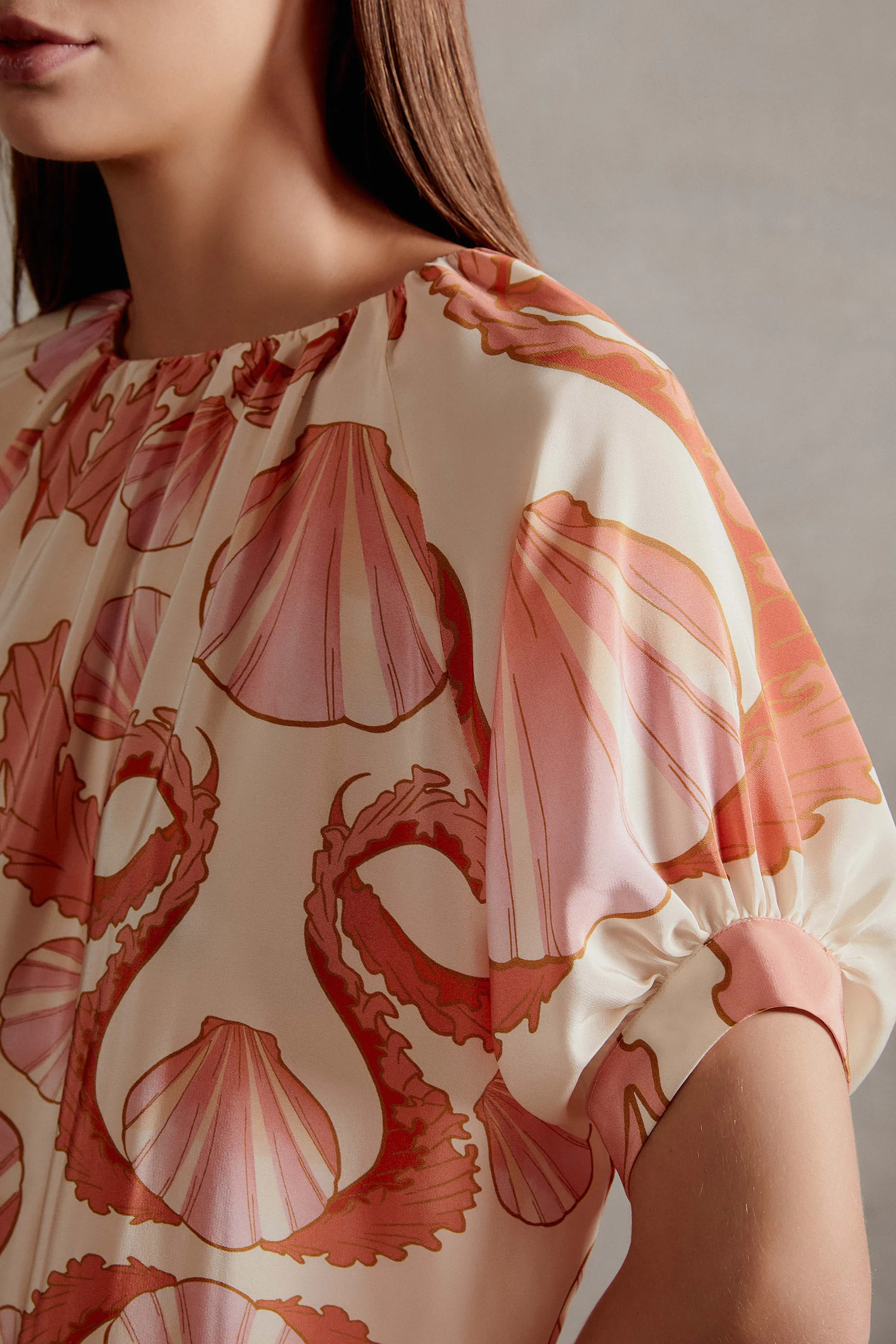 Vestido Longo Gola Alta Conchas