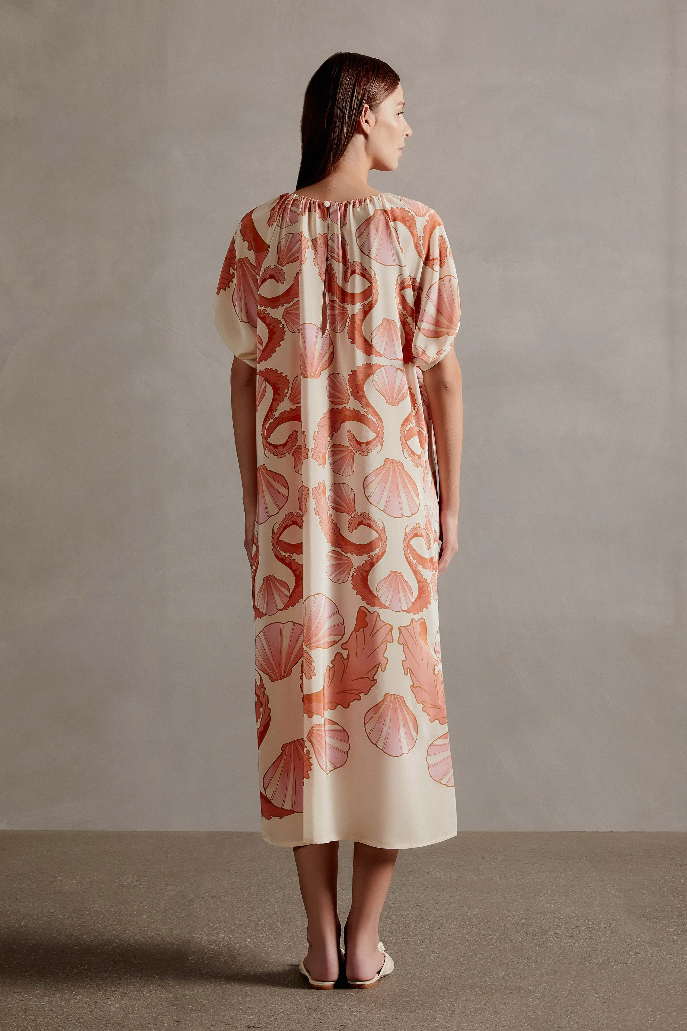 Vestido Longo Gola Alta Conchas